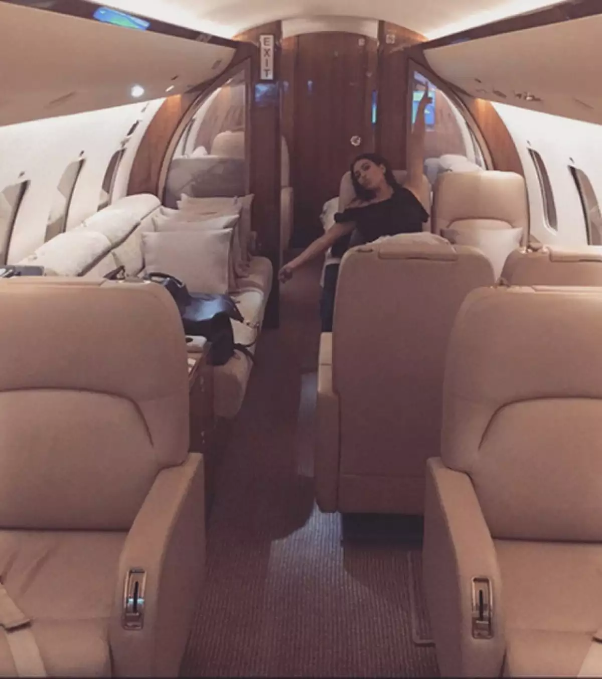 En su primera aparición en esta ciudad francesa, Kim lució un outfit más holgado de lo que normalmente usa. ¿Te gusta?