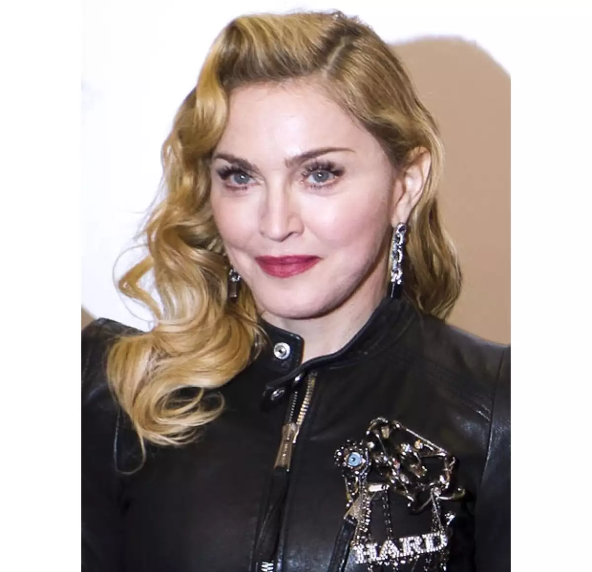 La reina usó un maquillaje sencillo, sin embargo, recibió algunas críticas por la falta de movilidad que aparenta su rostro.