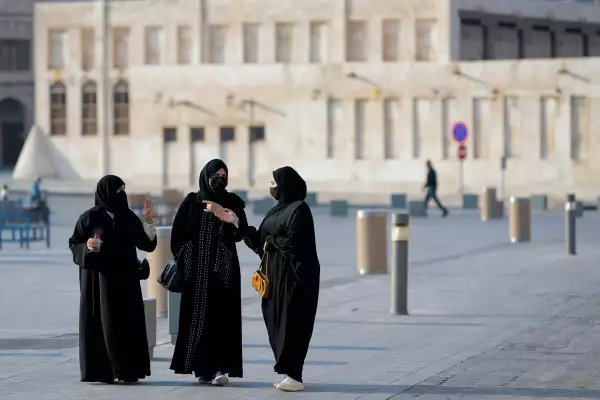 (mujeres camina por las calles de Qatar)