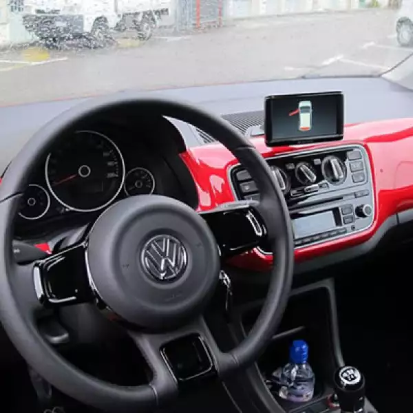 En el interior, los plásticos utilizados son duros al tacto pero no generan rechinidos molestos o ruidos raros por una mala calidad de ensamble.