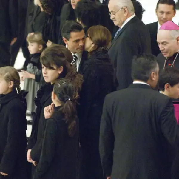 La actriz y el gobernador se dieron discretas muestras de cariño.