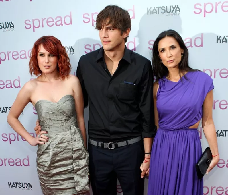 La actriz compró tres perros a poco días de separarse de Ashton Kutcher con la intención de que le ayuden a curar su corazón roto.