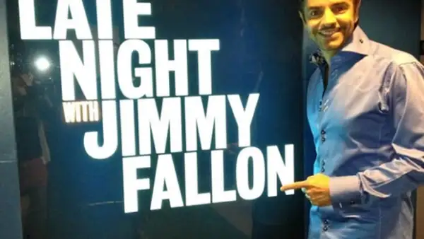El comediante mexicano estuvo de invitado en el programa “Late Night with Jimmy Fallon” y durante toda la entrevista el conductor no paró de reír.