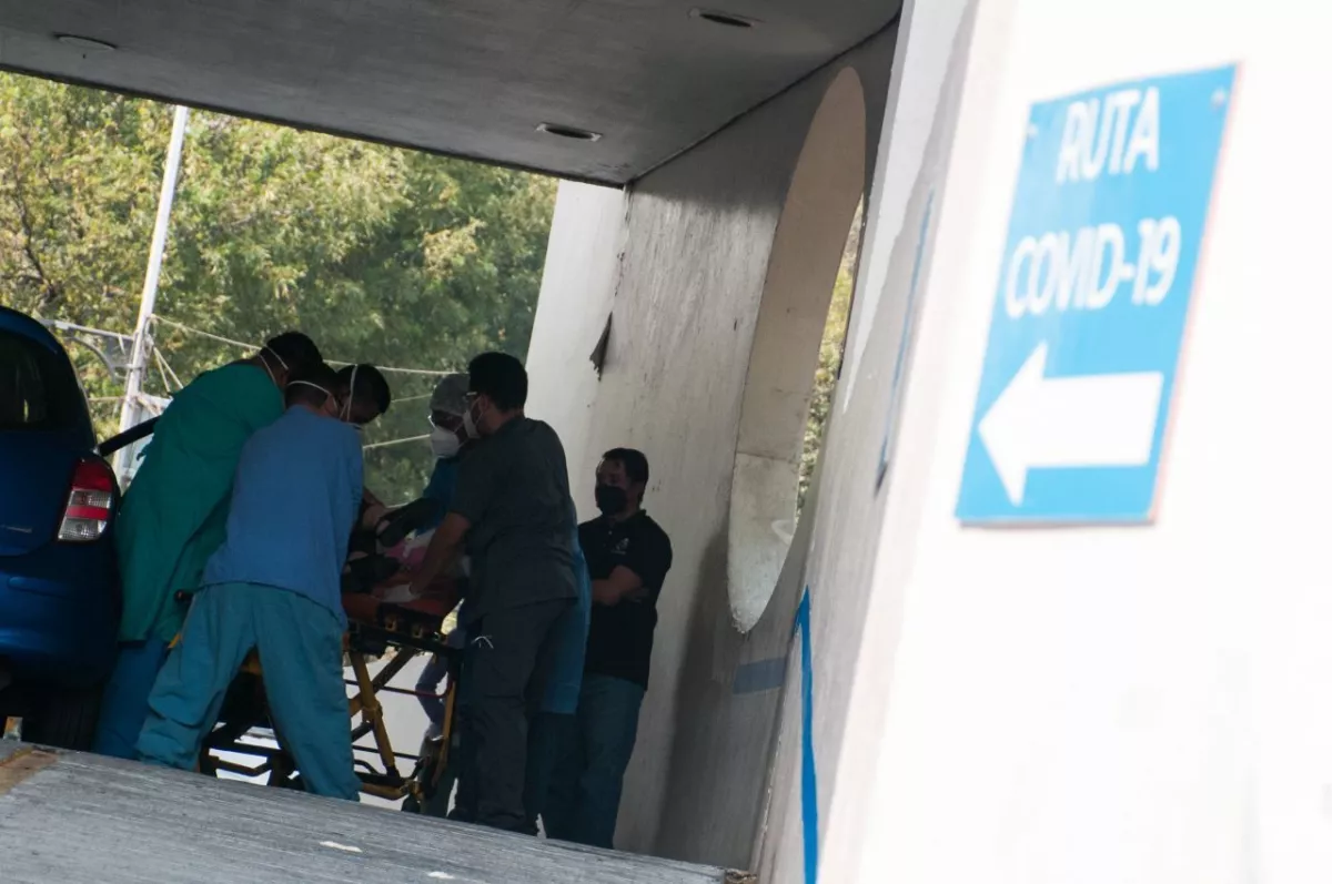 Una persona llega al Hospital de los Venados con posibles síntomas de Covid-19.