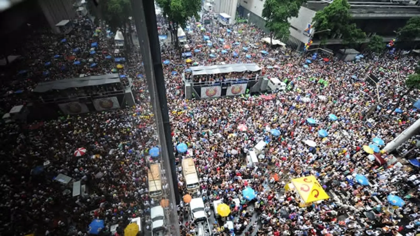 cientos de miles de personas participan en un desfile