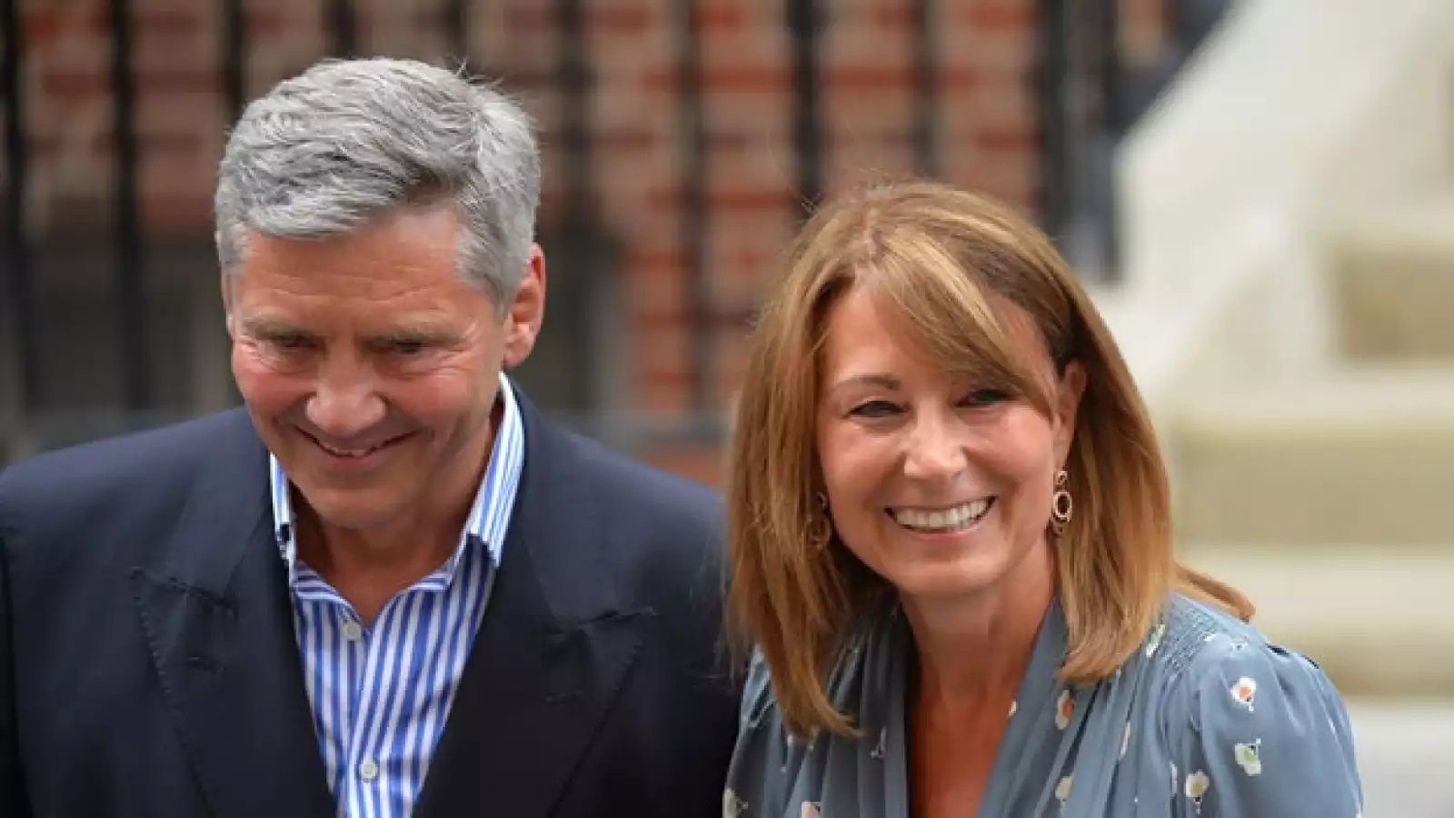 abuelos del hijo de catalina de cambridge salen del hospital