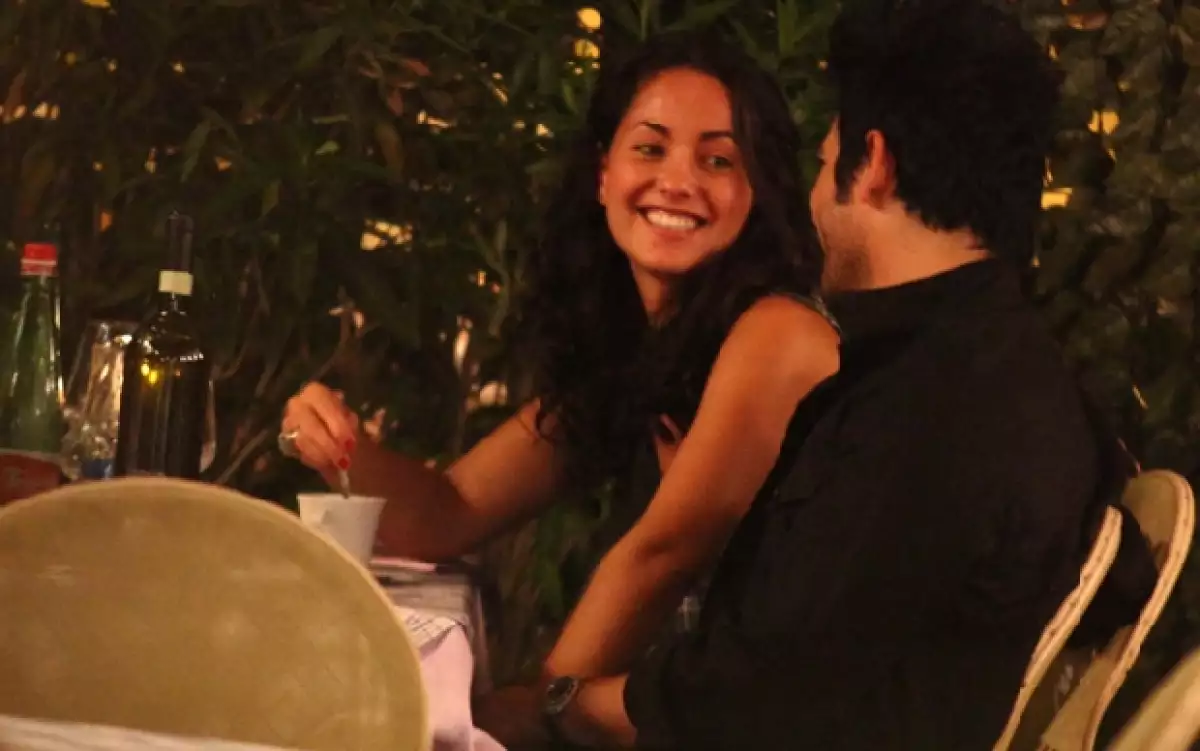 Luego de varios rumores sobre una posible relación entre la actriz y el cantante, queda confirmado su noviazgo en este romántico viaje que hicieron juntos a Italia.