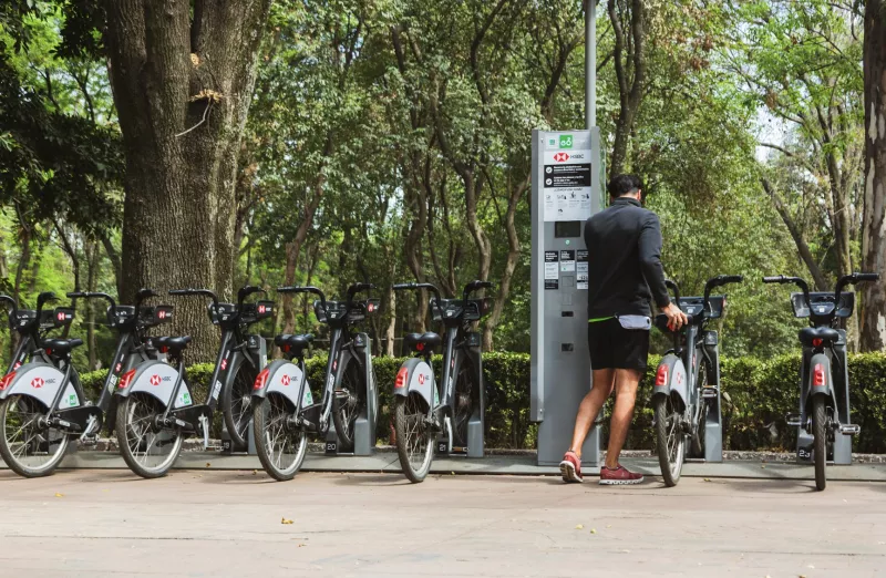 Un usuario de Ecobici en la cicloestación