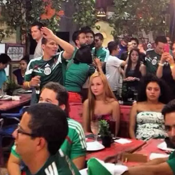 El ataque de Neymar no desanimó a estos aficionados mexicanos que apoyaron a la selección desde Madrid.
