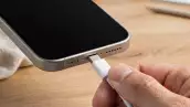 Apple incorporó por primera vez el USB-C en un iPhone con el lanzamiento del iPhone 15 en 2023, después de más de una década utilizando Lightning.