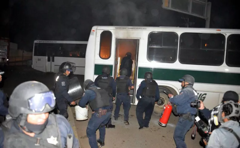 Tras la detención del dirigente de la CNTE se registraron enfrentamientos.