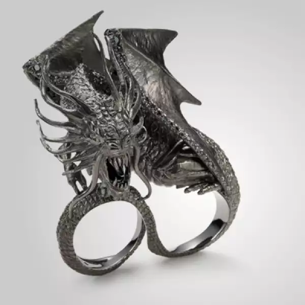 Alejándose de lo obvio y de los personajes conocidos de la historia, eligieron los elementos naturales y criaturas espectaculares, para darle forma a los cinco anillos.