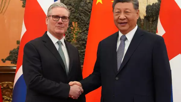 El presidente de China, Xi Jinping (R), y el primer ministro británico, Keir Starmer, se dan la mano antes de su reunión en el Gran Salón del Pueblo en Beijing el 29 de enero de 2026.