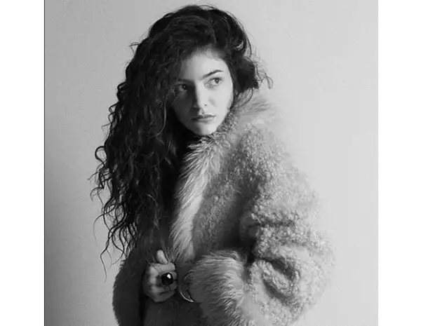 La cantante neozeolandesa se declara fan de los productos de MAC Cosmetics.