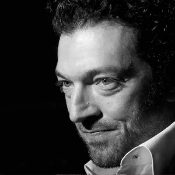 Sin duda hemos visto a este actor en mucho filmes y en todos de ellos con un estilo elegante y varonil, combinado con un toque de sencillez.  Los conjuntos negros son los más usados por este francé...