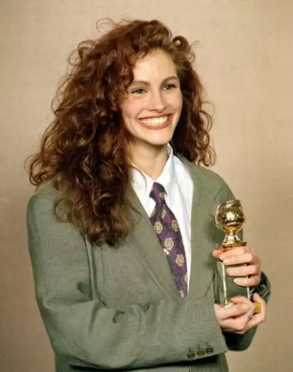 Nadie podrá olvidar la película que marcó el despegue de Julia en su carrera, Mujer Bonita, en donde actuó al lado de Richard Gere en 1990. Aquí con el Golden Globe que ganó por su actuación en Mujer Bonita en 1990.