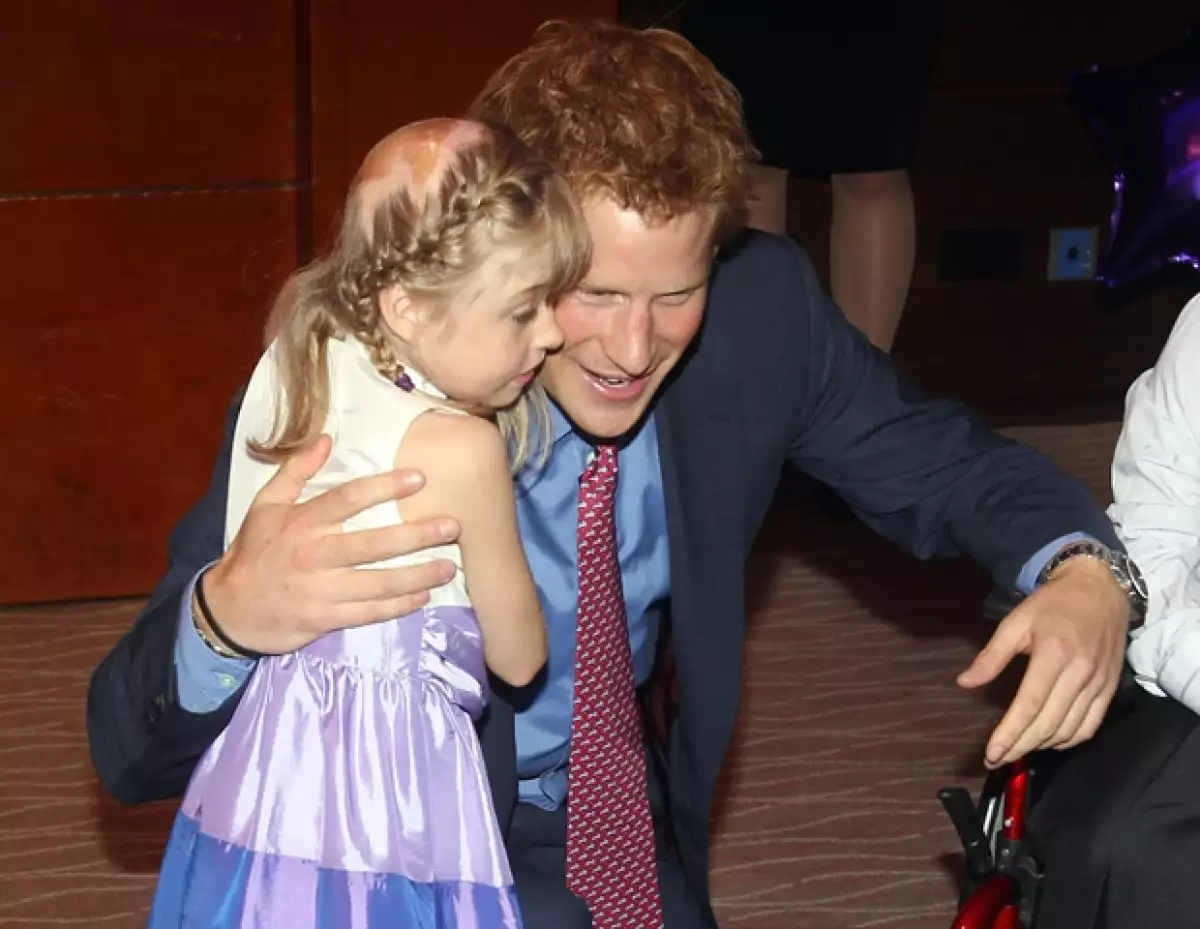 El Príncipe convivió con los pequeños durante la ceremonia.