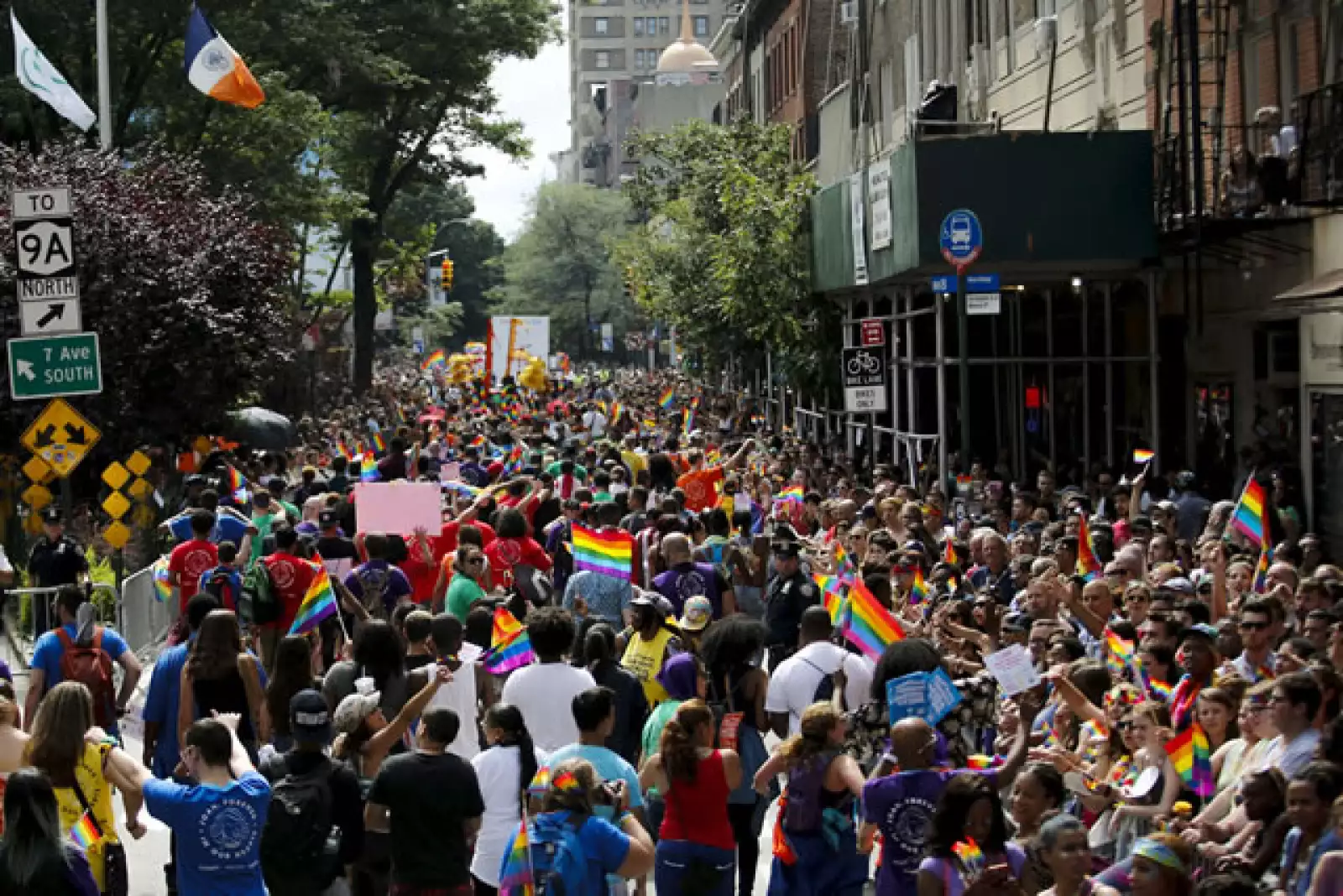 Personas de numerosas nacionalidades y creencias se reunieron para celebrar.