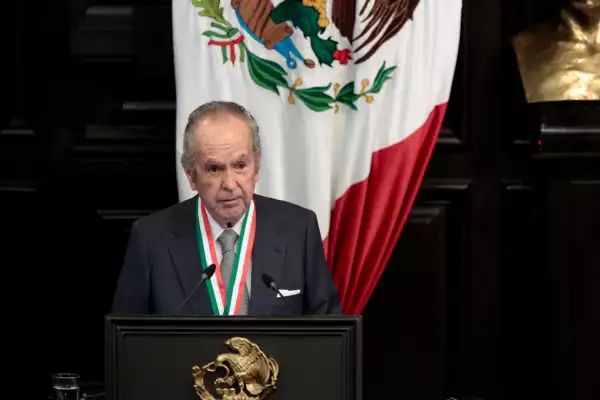 Alberto-Bailleres (Alberto Bailleres recibiendo la medalla Belisario Domínguez)