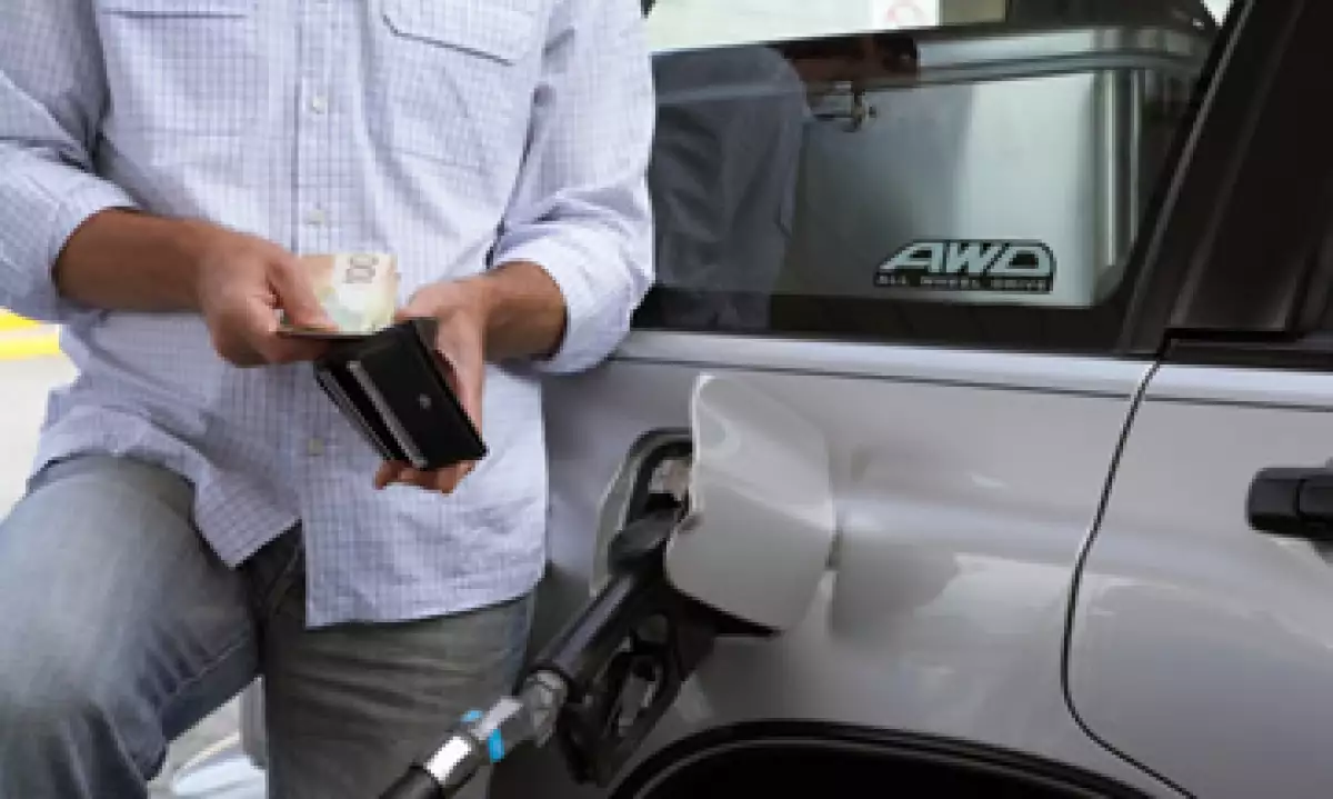 Desde diciembre, el alza en el precio de la gasolina es de 9 centavos cada mes. (Foto: Thinkstock)