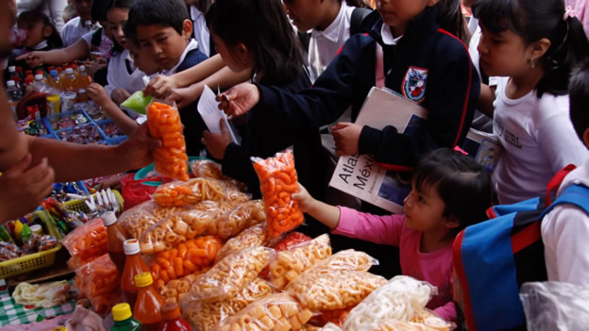 24FEBRERO2010.- Niños compran comida chatarra, la cual es alta en carbohidratos, grasas y azúcares a las salidas de las escuelas. Expertos s