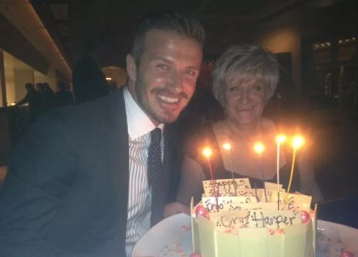 Aquí David con su pastel de cumpleaños y su mamá.