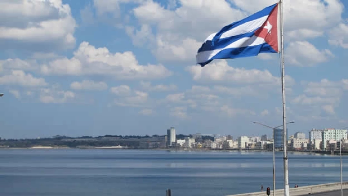 na bandera cubana ondea en la playa de La Habana, Cuba
