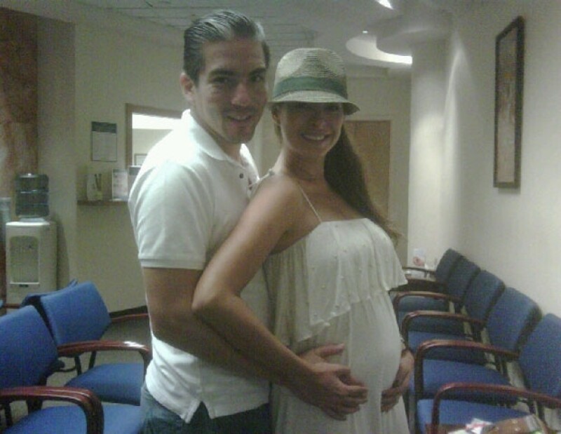 La conductora mexicana luce muy feliz al lado de su esposo Fernando.