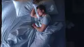 Foto de un hombre durmiendo.