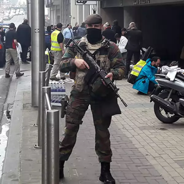 El primer ministro belga elevó el nivel de alerta terrorista a 4 y dijo que se llevarán a cabo restricciones en el transporte público. 