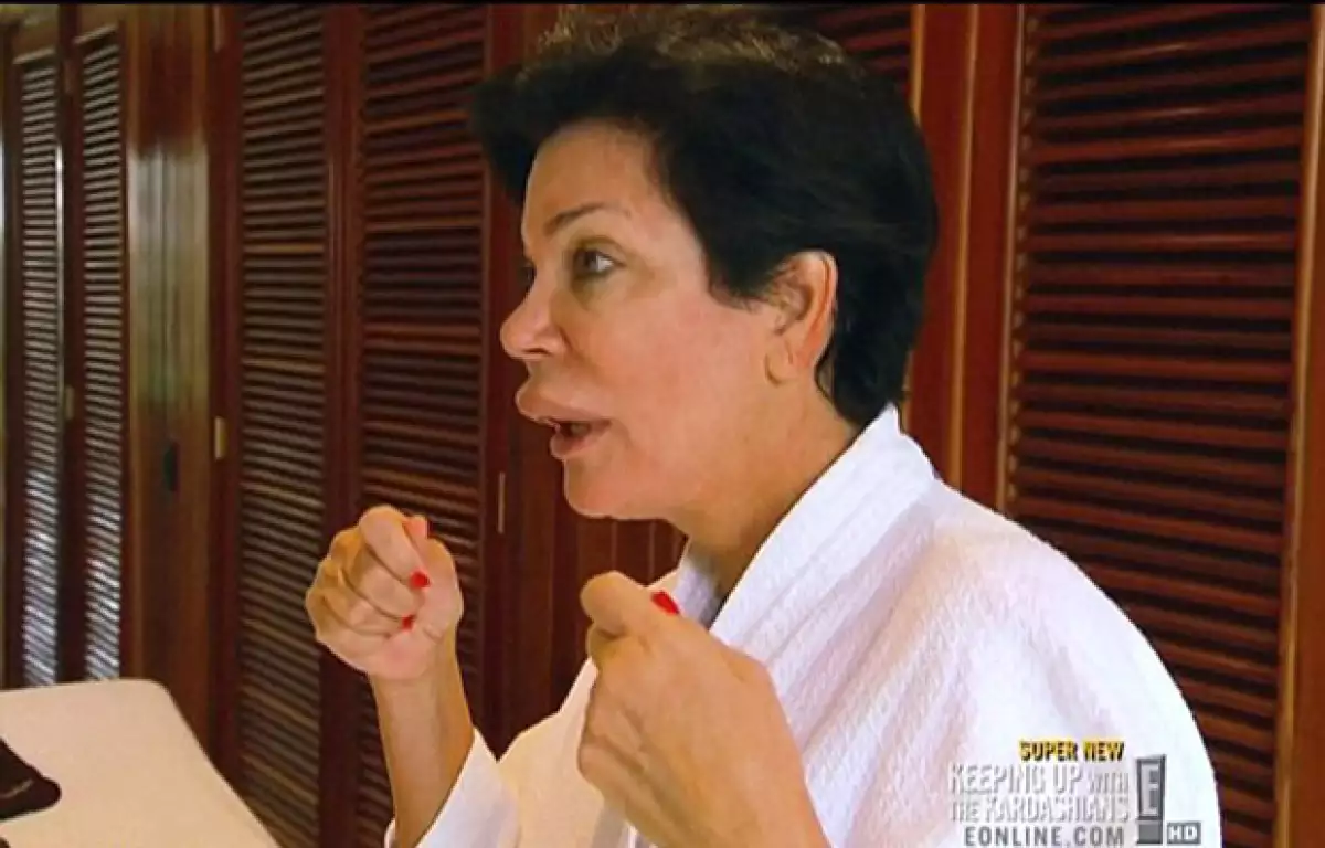 Nuevamente la matriarca del clan Kardashian-Jenner es víctima de una misteriosa alergia que ha ocasionado que cancele su participación en el segmento de Bachelors in Paradise.