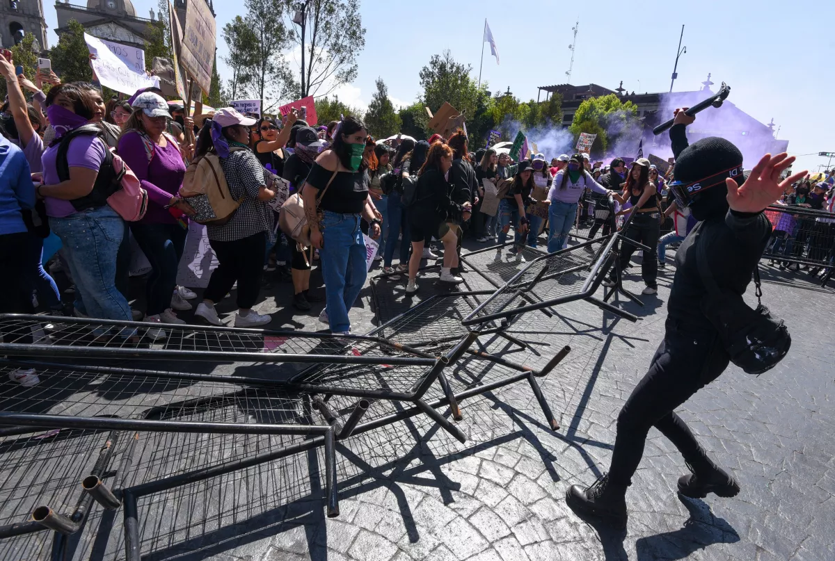 Mujeres se unieron a la marcha del 8M en la ciudad de Toluca mostrando el hartazgo ante feminicidios, desapariciones y violencia, inundaron las calles de mirado y verde.
