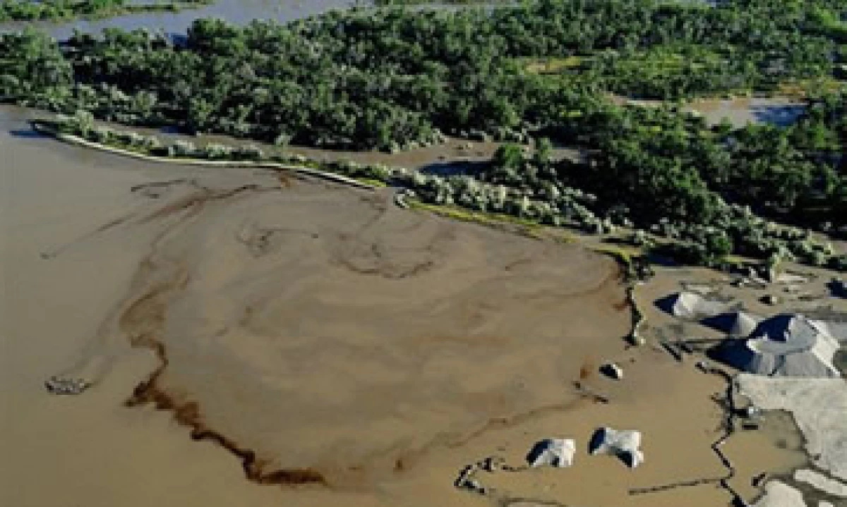 Exxon Mobil calcula que 1,000 barriles de crudo se derramaron en el río Yellowstone. (Foto: AP)