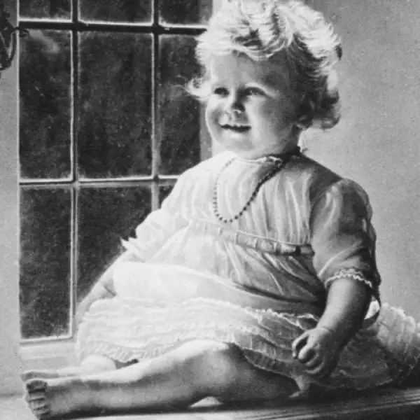 Reina Isabel de Reino Unido. No cabe duda que una mujer de carácter también tiene genes fuertes.