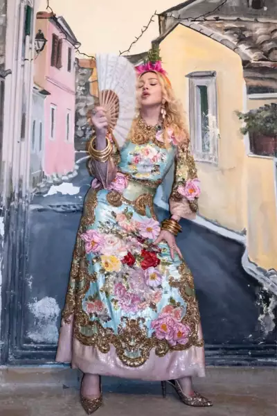 Madonna festejando en Dolce & Gabanna