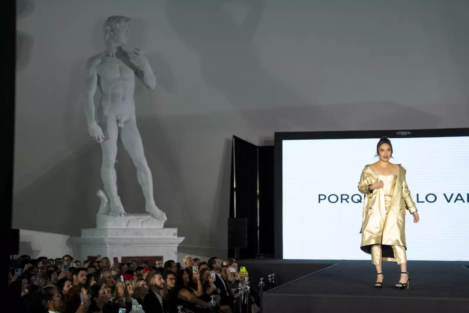 imagen de Katya Echazarreta, quien abrió la pasarela con paso firme. 