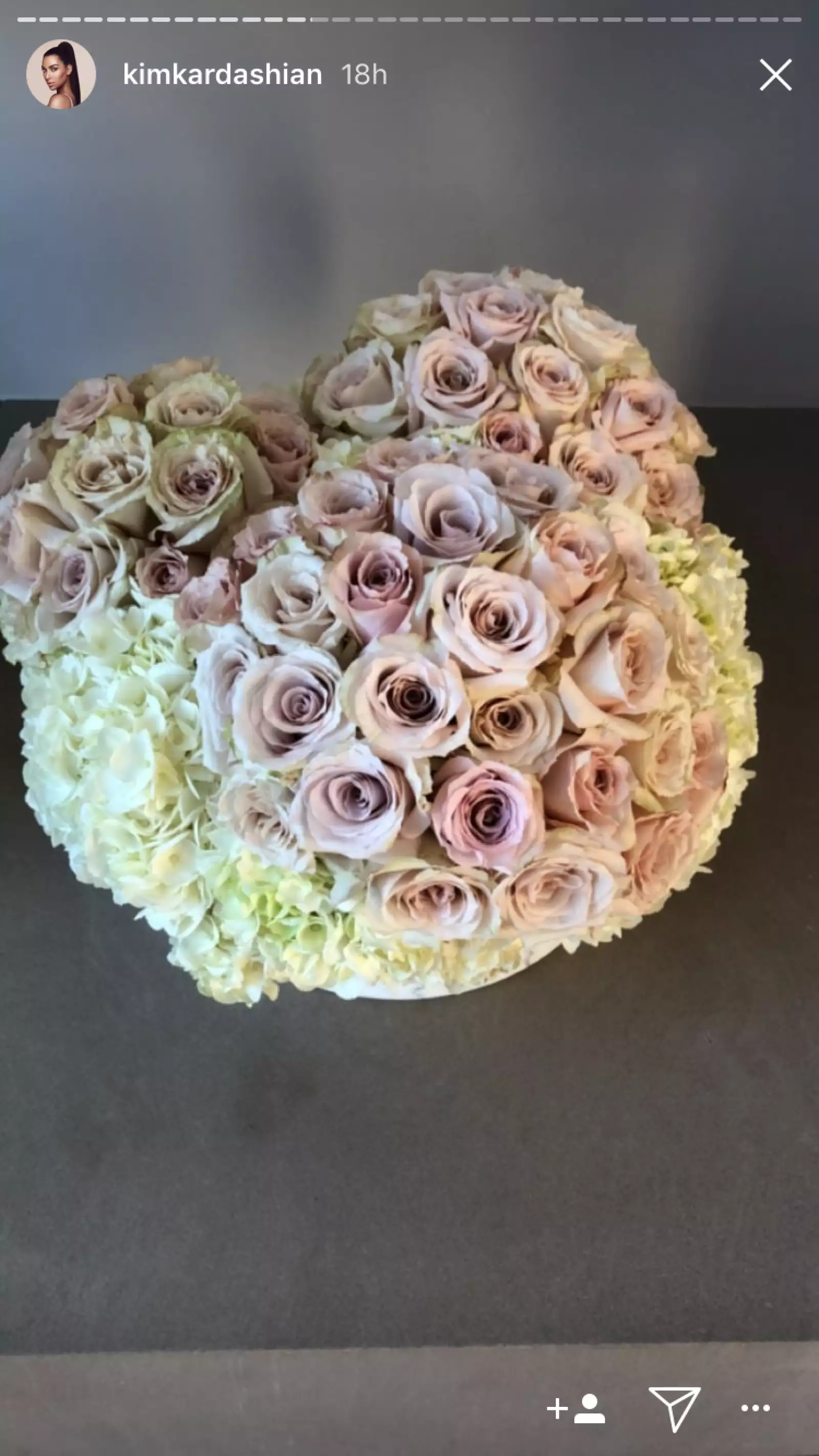 Kim Kardashian recibió decenas de flores por su cumple 37