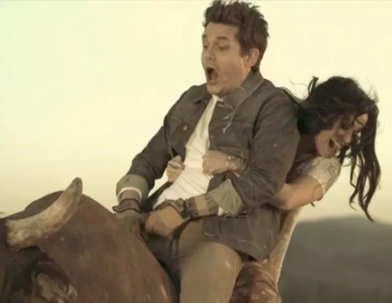 Los cantantes no temen en expresar lo que sienten en la vida real en el estreno del videoclip de su primer dueto titulado "Who you love".