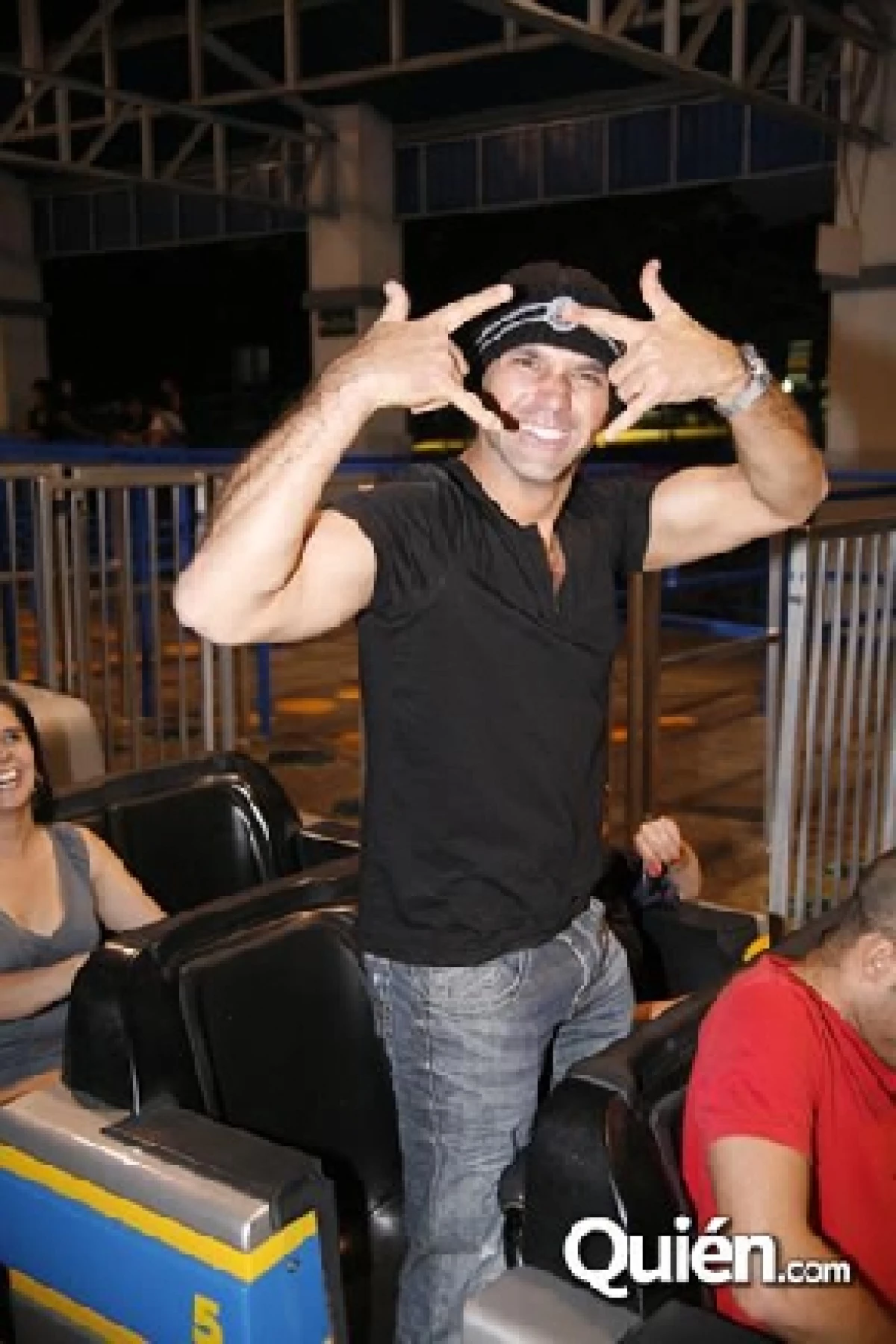 El protagonista de la telenovela `Llena de amor´ disfrutó los juegos mecánicos de Six Flags, en compañía de Altair Jarabo, Armando Araiza, José Ron y Roberto Palazuelos.