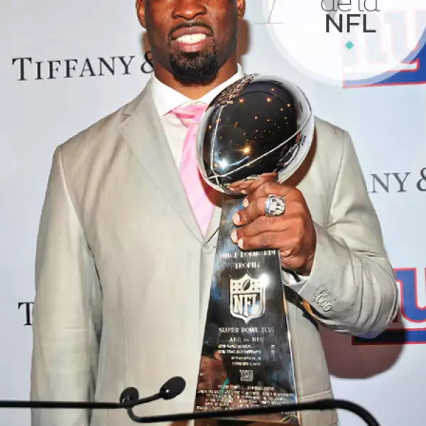En 1967 la Liga Nacional de Fútbol Americano (NFL) encargó a Tiffany el diseño del primer trofeo del Super Bowl. A partir de entonces, Tiffany ha creado este ícono del mundo deportivo estadounidense para todas las ediciones subsecuentes del Súper Tazón.