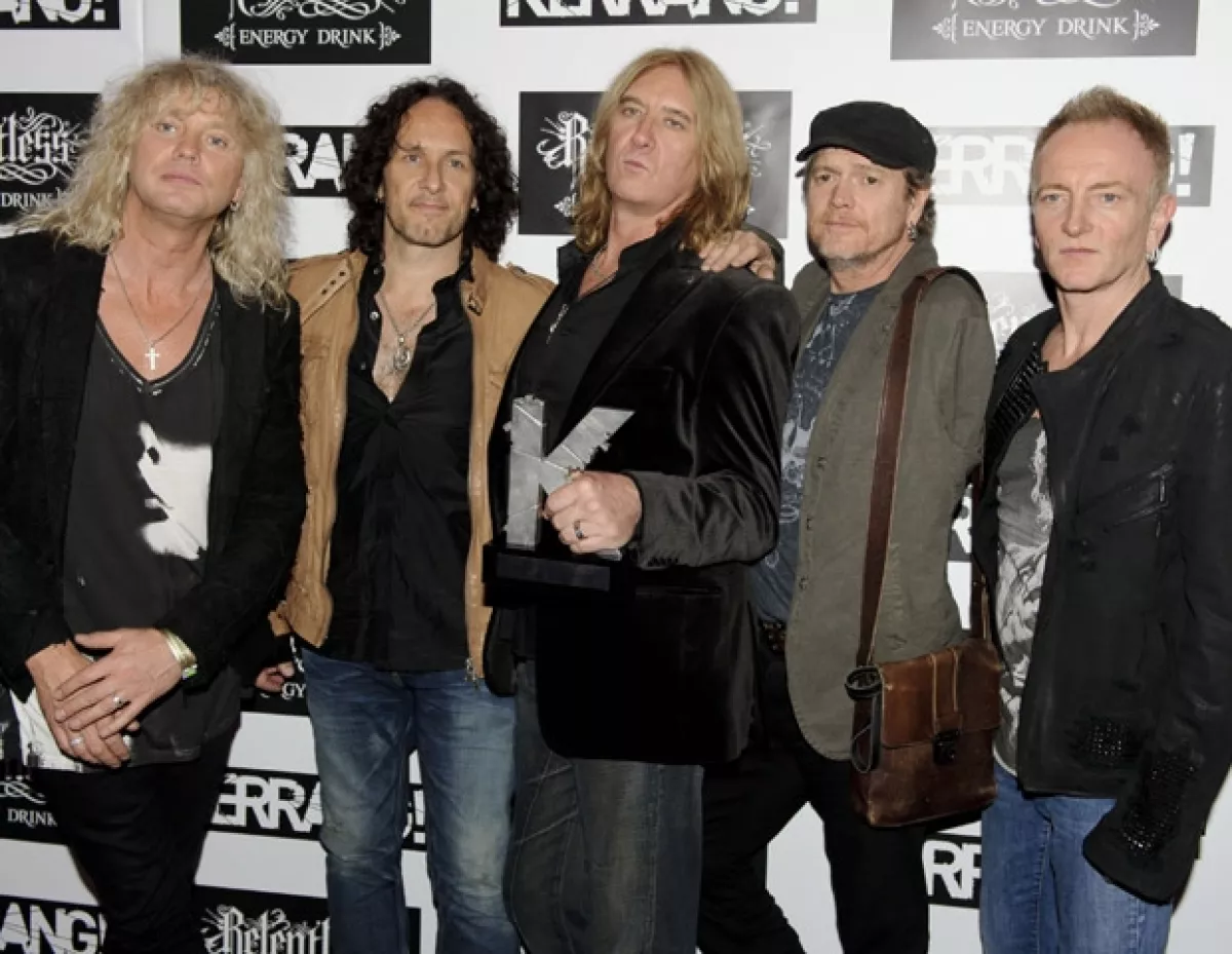 Rick Allen, de Def Leppard (penúltimo de izquierda a derecha) siguió con su carrera a pesar de no tener un brazo.