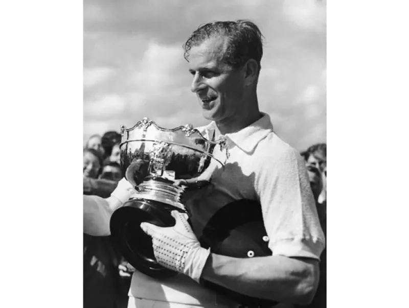 Es el eterno acompañante de la Reina Isabel y llama poco la atención, pero hay algunos detalles de su vida que seguramente preferiría ocultar. Te contamos la historia del Duque.