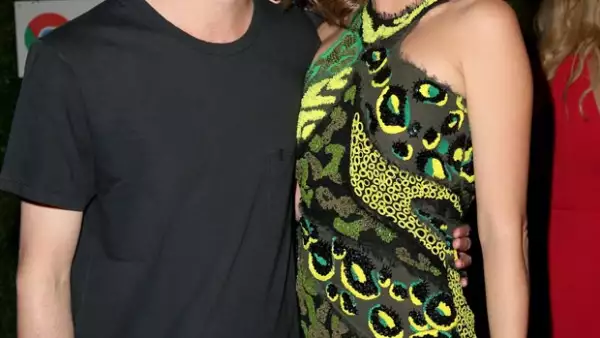 Aunque ya habían circulado rumores, es hasta ahora que la feliz pareja ha anunciado su compromiso, después de un año de relación.