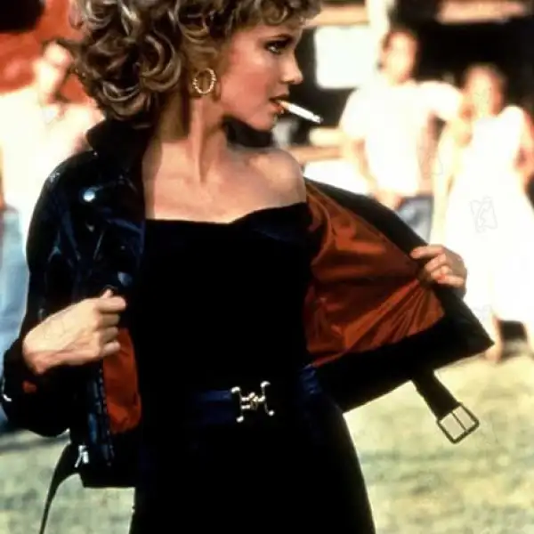 Si de ser sexy se trata,el outfit de Sandy protagonizado por Olivia Newton John en la película Grease se encuentra en nuestra top list.