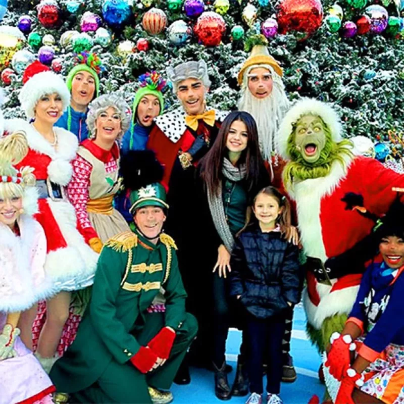 Después de disfrutar de la obra de teatro 'Grinchmas' con su prima Sophie, aprovechó para tomarse una foto con el elenco del show navideño de Universal Studios.