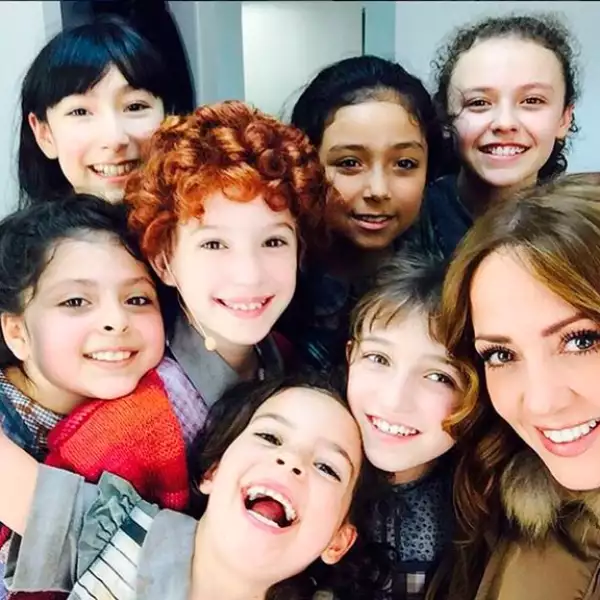 Mía y Nina junto al elenco de Annie.