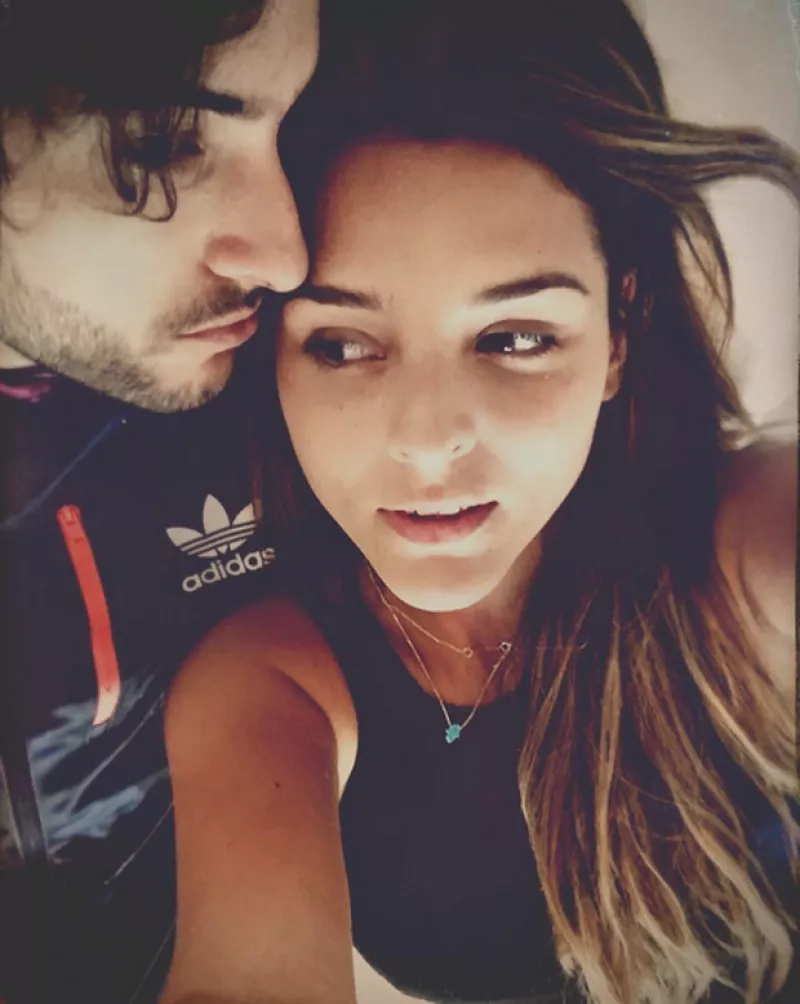 Los actores comenzaron su relación el mes pasado tras haberse conocido durante las grabaciones de "Las Amazonas" y ahora están construyendo su historia de amor viajando por primera vez juntos.