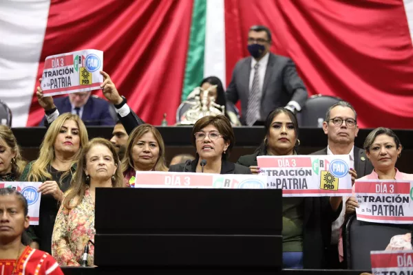 En tribuna Morena arranca campaña de denuncia de supuesta traición de opositores.