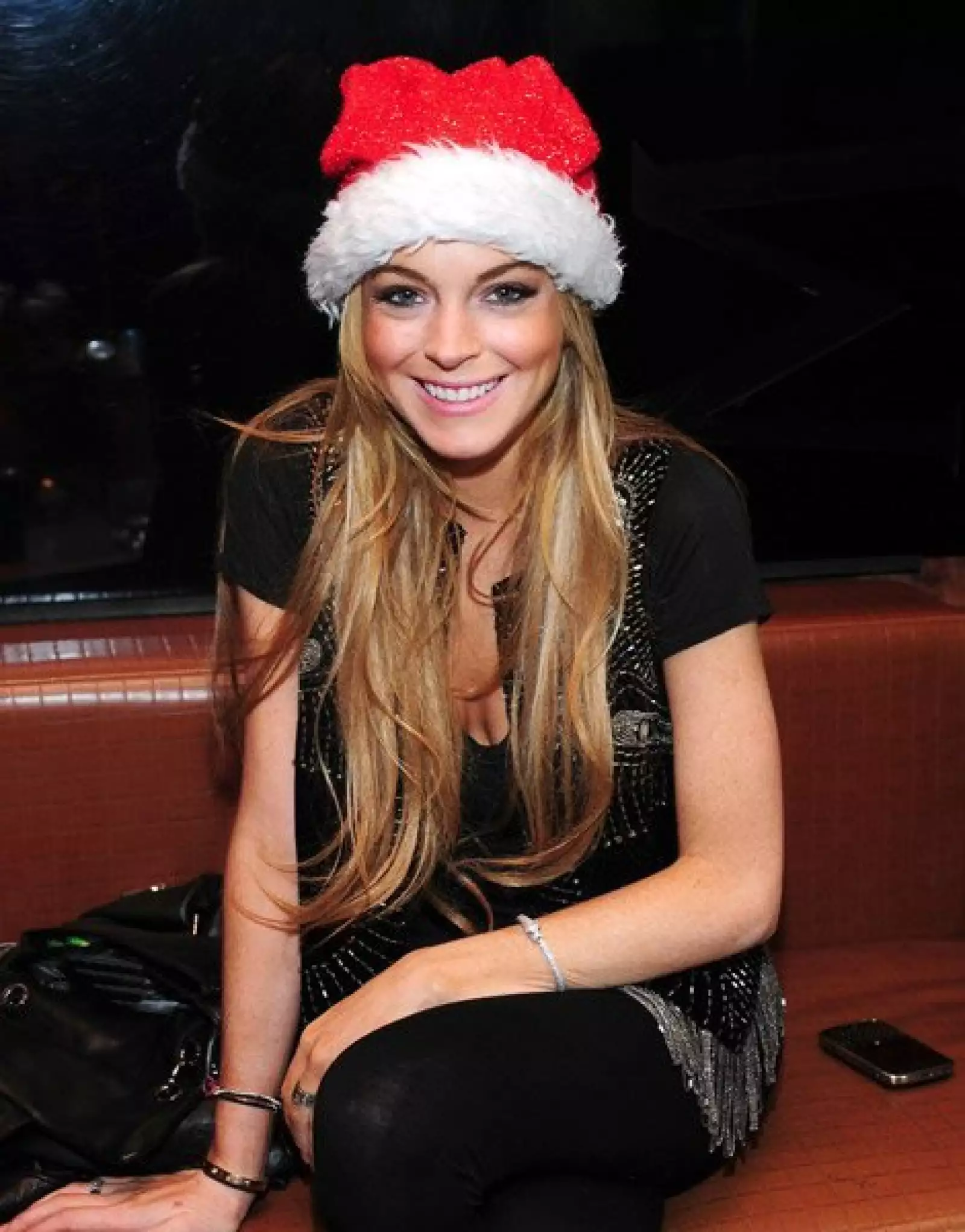 A Lindsay Lohan le llegó el espíritu navideño y uso gorrito durante una noche de fiesta.