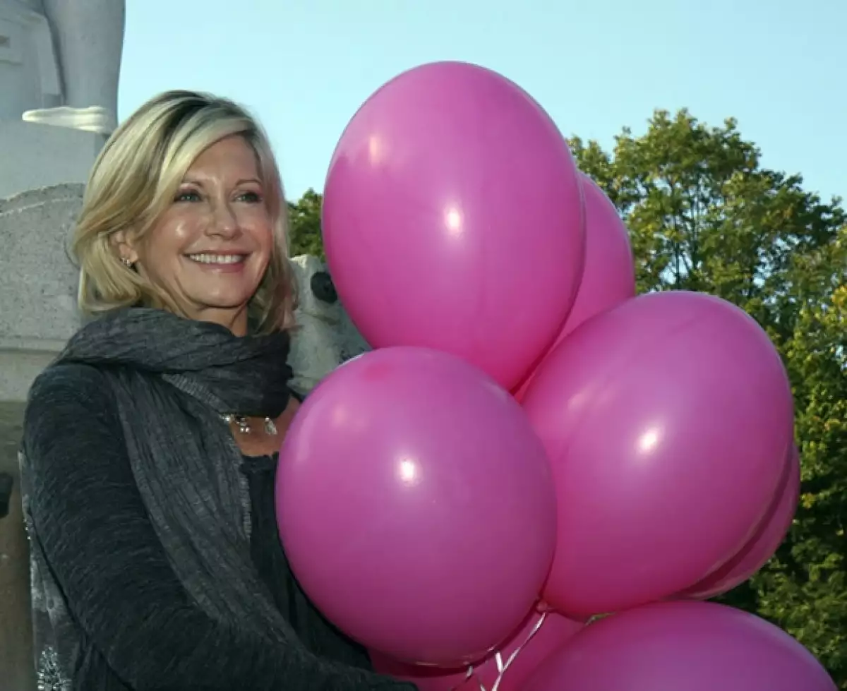 La actriz, recordada mejor por su papel de Sandy en la cinta `Grease´, fue diagnosticada con cáncer y luego de su recuperación no ha dejado de participar en movimientos en contra de la enfermedad.